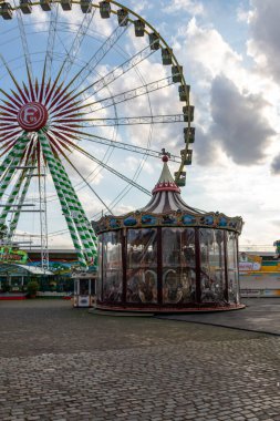 Düsseldorf, NRW, Almanya - 07 14 2022: Fortuna 95 logosu olan büyük dönme dolap, Dsseldorfer Rheinkirmes lunaparkında heyecan verici bir eğlence gezisi.