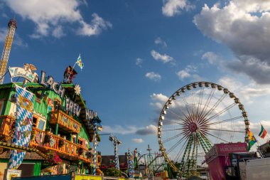 Düsseldorf, NRW, Almanya - 07 14 2022: Fortuna 95 logosu olan büyük dönme dolap, Dsseldorfer Rheinkirmes lunaparkında heyecan verici bir eğlence gezisi.