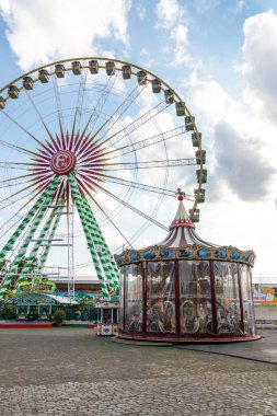 Düsseldorf, NRW, Almanya - 07 14 2022: Fortuna 95 logosu olan büyük dönme dolap, Dsseldorfer Rheinkirmes lunaparkında heyecan verici bir eğlence gezisi.