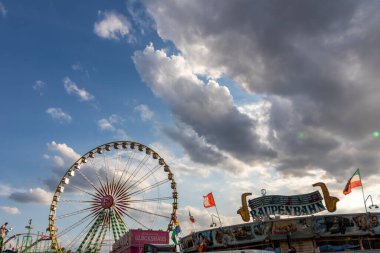 Düsseldorf, NRW, Almanya - 07 14 2022: Fortuna 95 logosu olan büyük dönme dolap, Dsseldorfer Rheinkirmes lunaparkında heyecan verici bir eğlence gezisi.