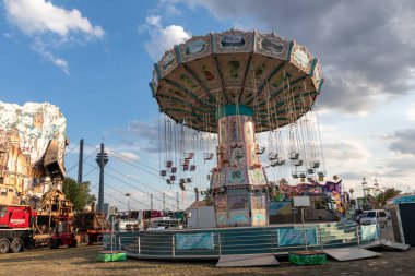 Dsseldorf, NRW, Almanya - 07 14 2022: Dusseldorfer Rheinkirmes eğlence parkında eğlence ve eğlence için bekleyen şöför ve zincir atlıkarınca.