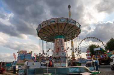 Dsseldorf, NRW, Almanya - 07 14 2022: Dusseldorfer Rheinkirmes eğlence parkında eğlence ve eğlence için bekleyen şöför ve zincir atlıkarınca.