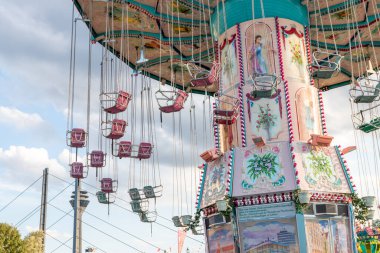 Dsseldorf, NRW, Almanya - 07 14 2022: Dusseldorfer Rheinkirmes eğlence parkında eğlence ve eğlence için bekleyen şöför ve zincir atlıkarınca.