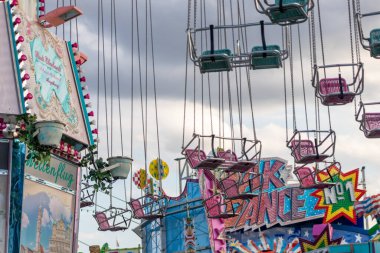 Dsseldorf, NRW, Almanya - 07 14 2022: Dusseldorfer Rheinkirmes eğlence parkında eğlence ve eğlence için bekleyen şöför ve zincir atlıkarınca.