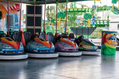 Düsseldorf, NRW, Almanya - 07 14 2022: Dusseldorfer Rheinkirmes eğlence parkında sürücüler için çarpışan arabalar ve çarpışan arabalar eğlence ve aksiyon arabaları için Almanya 'da büyük bir kilise fuarı ve kermis.