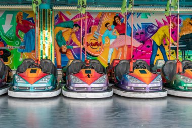 Düsseldorf, NRW, Almanya - 07 14 2022: Dusseldorfer Rheinkirmes eğlence parkında sürücüler için çarpışan arabalar ve çarpışan arabalar eğlence ve aksiyon arabaları için Almanya 'da büyük bir kilise fuarı ve kermis.