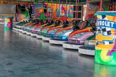 Düsseldorf, NRW, Almanya - 07 14 2022: Dusseldorfer Rheinkirmes eğlence parkında sürücüler için çarpışan arabalar ve çarpışan arabalar eğlence ve aksiyon arabaları için Almanya 'da büyük bir kilise fuarı ve kermis.