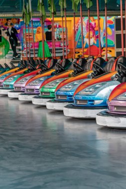 Düsseldorf, NRW, Almanya - 07 14 2022: Dusseldorfer Rheinkirmes eğlence parkında sürücüler için çarpışan arabalar ve çarpışan arabalar eğlence ve aksiyon arabaları için Almanya 'da büyük bir kilise fuarı ve kermis.