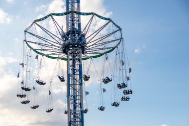 Dsseldorf, NRW, Almanya - 07 14 2022: Serbest düşüş kulesi Bayern Kulesi Dusseldorfer Rheinkirmes eğlence parkında misafirleri bekliyor.