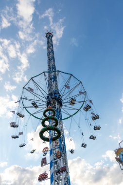 Dsseldorf, NRW, Almanya - 07 14 2022: Serbest düşüş kulesi Bayern Kulesi Dusseldorfer Rheinkirmes eğlence parkında misafirleri bekliyor.
