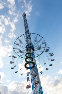 Dsseldorf, NRW, Almanya - 07 14 2022: Serbest düşüş kulesi Bayern Kulesi Dusseldorfer Rheinkirmes eğlence parkında misafirleri bekliyor.