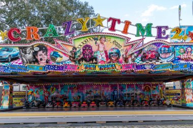 Düsseldorf, NRW, Almanya - 07 14 2022: Dusseldorfer Rheinkirmes eğlence parkında sürücüler için çarpışan arabalar ve çarpışan arabalar eğlence ve aksiyon arabaları için Almanya 'da büyük bir kilise fuarı ve kermis.