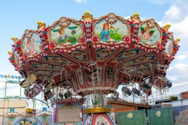 Dsseldorf, NRW, Almanya - 07 14 2022: Dusseldorfer Rheinkirmes eğlence parkında eğlence ve eğlence için bekleyen şöför ve zincir atlıkarınca.