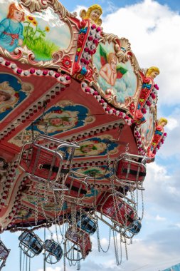 Dsseldorf, NRW, Almanya - 07 14 2022: Dusseldorfer Rheinkirmes eğlence parkında eğlence ve eğlence için bekleyen şöför ve zincir atlıkarınca.