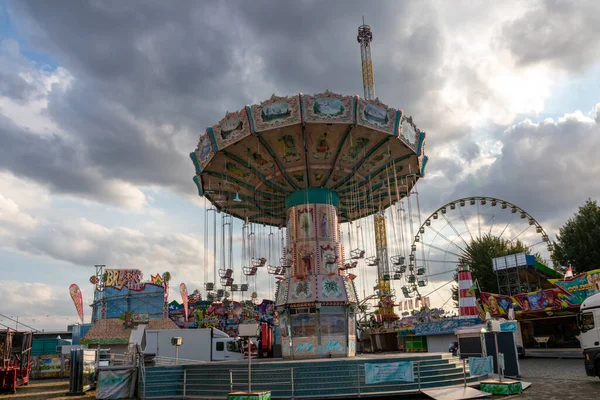 Dsseldorf, NRW, Almanya - 07 14 2022: Dusseldorfer Rheinkirmes eğlence parkında eğlence ve eğlence için bekleyen şöför ve zincir atlıkarınca.