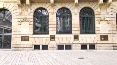 Düsseldorf, Almanya 07 16 2022: Dusseldorf Haus der Universtt Heinrich Heine Üniversitesi tarihi binası NRW 'nin başkenti ve ünlü mimari ve akademik dönüm noktası ön cephesi ile ana girişi