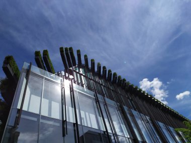 Düsseldorf, Almanya - 16 Temmuz 2022: Yazın Dsseldorfer Kbogen 'in modern mimarisi, mavi gökyüzü bulutlu organik ve eğri büğrü alışveriş merkezlerinin çekici ve abartılı cam cephelerini gösteriyor