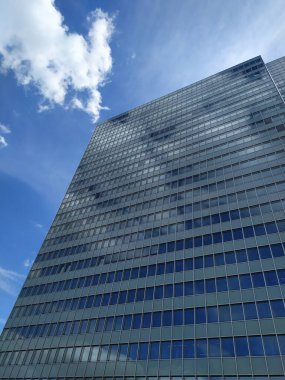 Düsseldorf, Almanya - 16 Temmuz 2022: Thyssenkrupp, Dsseldorf 'tan yüksek gökdelen Dreischeibenhaus çağdaş mimari ve temiz cam cephe mavi gökyüzü bulutları olarak yazın yüksek binası