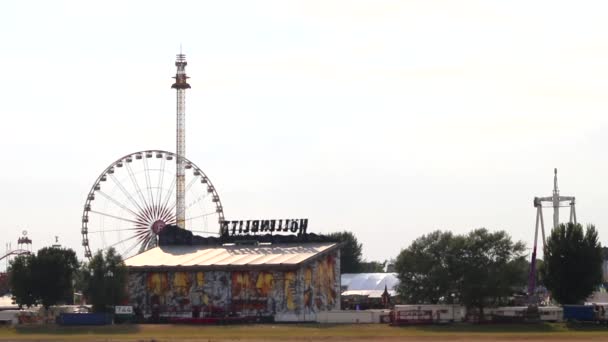 Dusseldorf Germany 2022 Dsseldorfer Rheinkirmes Fortuna Ferris Wheel Rollercoaster Hoellenblitz — ストック動画