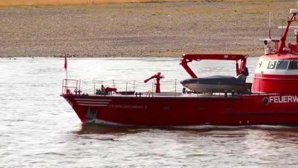 Дюссельдорф Германия 2022 Пожарная Лодка Дюссельдорфе Патрулирует Рейн Потушить Огонь — стоковое видео