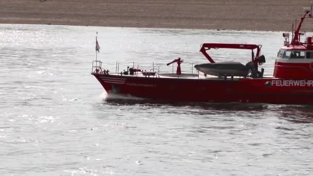 Dusseldorf Germany 2022 Fire Fighting Boat Dusseldorf Patrols Rhine Extinguish — Vídeo de stock
