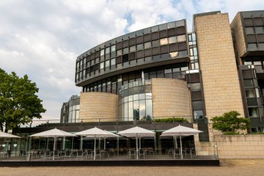 Dsseldorf, Almanya 07: 20 2022: Kuzey Ren Westphalia 'nın meclis başkenti olarak Landtag Dsseldorf, gelecekteki siyasi mimari kongre salonunu gösterdi