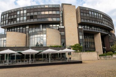 Dsseldorf, Almanya 07: 20 2022: Kuzey Ren Westphalia 'nın meclis başkenti olarak Landtag Dsseldorf, gelecekteki siyasi mimari kongre salonunu gösterdi