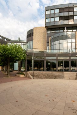 Dsseldorf, Almanya 07: 20 2022: Kuzey Ren Westphalia 'nın meclis başkenti olarak Landtag Dsseldorf, gelecekteki siyasi mimari kongre salonunu gösterdi