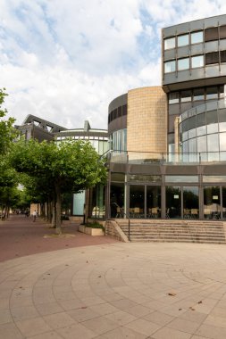 Dsseldorf, Almanya 07: 20 2022: Kuzey Ren Westphalia 'nın meclis başkenti olarak Landtag Dsseldorf, gelecekteki siyasi mimari kongre salonunu gösterdi