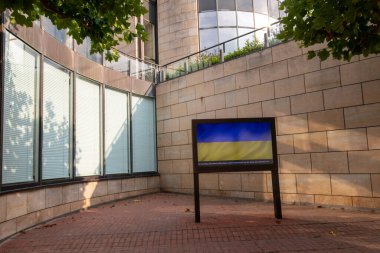 Dsseldorf, Almanya 07: 20 2022: Ukrayna bayrağına sahip Landtag Dsseldorf Kuzey Ren 'in savaş parlamentosu başkenti Westfalia' ya karşı destek olarak yerel demokratik yönetim kongre salonunu gösteriyor