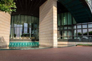 Dsseldorf, Almanya 07: 20 2022: Kuzey Ren Westphalia 'nın meclis başkenti olarak Landtag Dsseldorf, gelecekteki siyasi mimari kongre salonunu gösterdi