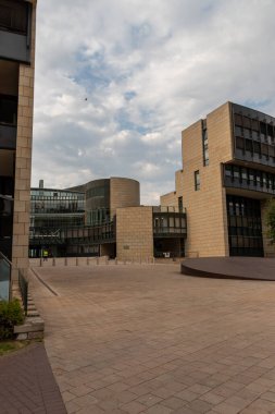 Dsseldorf, Almanya 07: 20 2022: Kuzey Ren Westphalia 'nın meclis başkenti olarak Landtag Dsseldorf, gelecekteki siyasi mimari kongre salonunu gösterdi