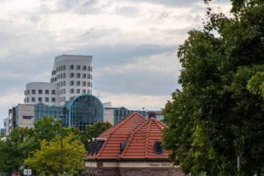 Dsseldorf, Almanya 07: 20 2022: WDR Westdeutscher Rundfunk merkezi, Dusseldorf 'ta WDR logosu ve Ghery binaları ile Medienhafen Dusseldorf radyo ve televizyon üretimi
