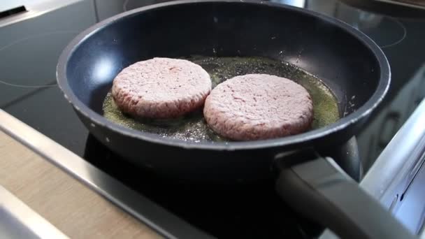 Frozen Burger Patties Burger Meat Sizzling Hot Pan Fat Oil — 비디오