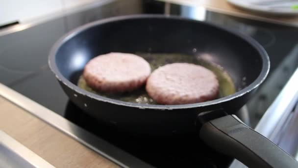 Frozen Burger Patties Burger Meat Sizzling Hot Pan Fat Oil — 图库视频影像