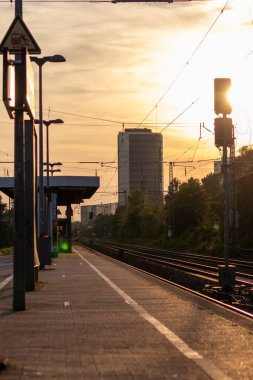 Gün batımında şehirdeki tramvay istasyonu