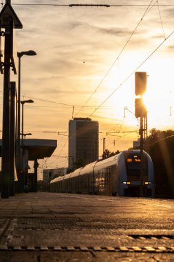 Gün batımında şehirdeki tramvay istasyonu
