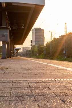 Gün batımında şehirdeki tramvay istasyonu