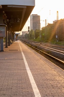 Gün batımında şehirdeki tramvay istasyonu