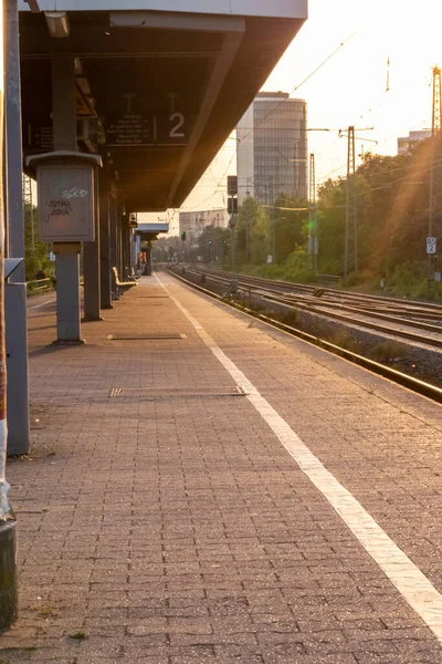Gün batımında şehirdeki tramvay istasyonu