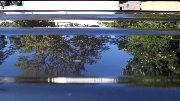 Κατεστραμμένη Οροφή Αυτοκινήτου Πολλά Χτυπήματα Χαλάζι Ζημιά Δείχνουν Τις Δυνάμεις — Αρχείο Βίντεο