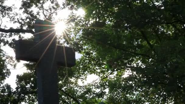 Блестящий Святой Крест Сверкающими Солнечными Лучами Сквозь Листву Небо Сияет — стоковое видео