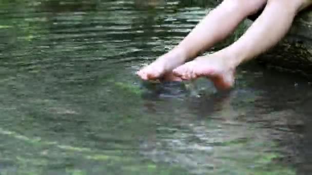 Босоногий Мальчик Охлаждает Ноги Воде Кристально Чистой Водой Идиллическим Плавающим — стоковое видео
