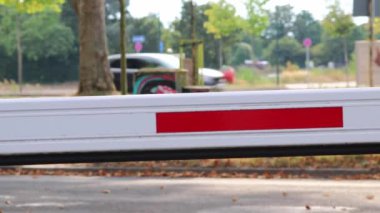 Yoldan önce arabalarla bariyer