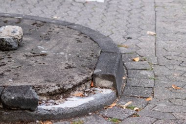 Şehir caddesinde kırık kaldırım