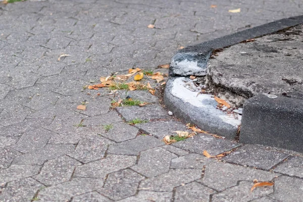 城市街道上破碎的人行道 — 图库照片