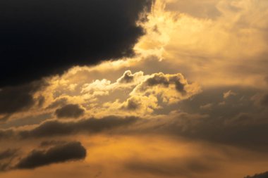 Bulutlu dramatik gün batımı