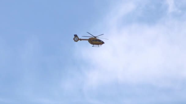 Dusseldorf Germany 2022 German Adac Helicopter Flying Ambulance Emergency Transports – stockvideo