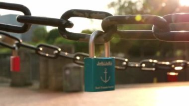 Demir zincirdeki metal asma kilitler. 