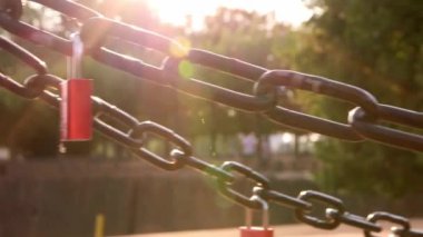 Demir zincirdeki metal asma kilitler. 